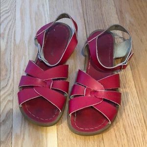Saltwater sandals in size 7